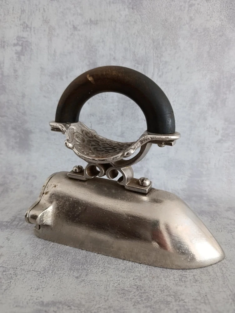 Starožitná niklovaná žehlička s vyjímatelným nahřívacím tělískem – masivní model, cca počátek 20. století, 3,92 kg