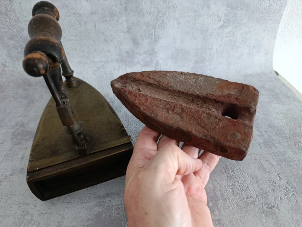 Starožitná mosazná žehlička č. 9 s nahřívacím tělískem – 2,82 kg, původní dřevěná rukojeť, funkční mechanismus