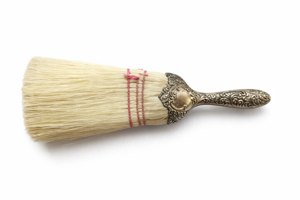 Cestovní holičský kartáč na smetání vlasů (neck brush) se stříbrnou rukojetí a koženým pouzdrem, 2. polovina 19. století (cca 1860–1900)