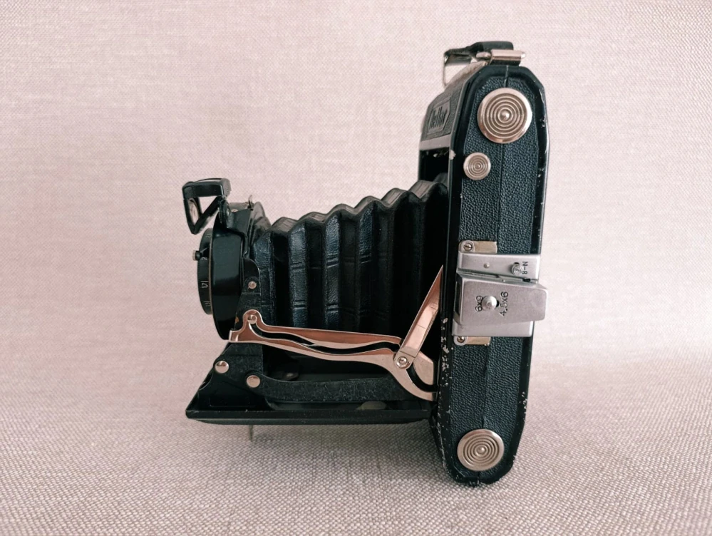 Starý měchový fotoaparát Zeiss Ikon Nettar 6×9 – objektiv 1:4,5 f=11 cm (č.52)