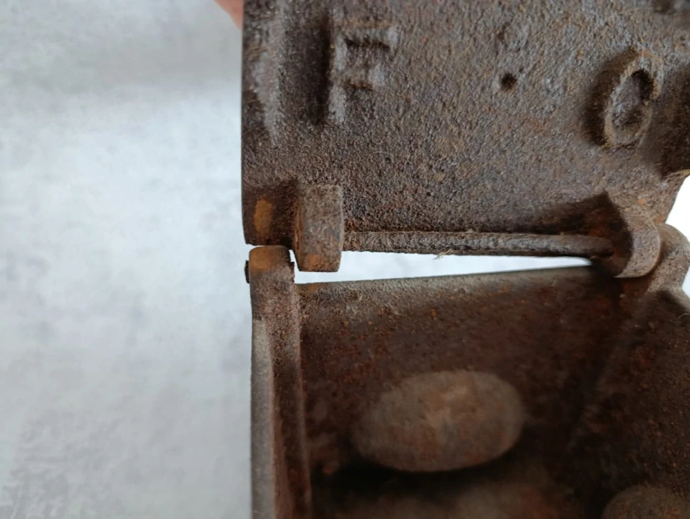 Velká starožitná litinová žehlička s dřevěnou rukojetí – dekorativní kus (3,6 kg)