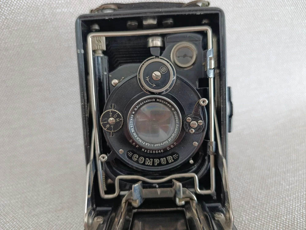 Starý měchový fotoaparát Rodenstock Eurynar 4,5/10,5 Compur č.67