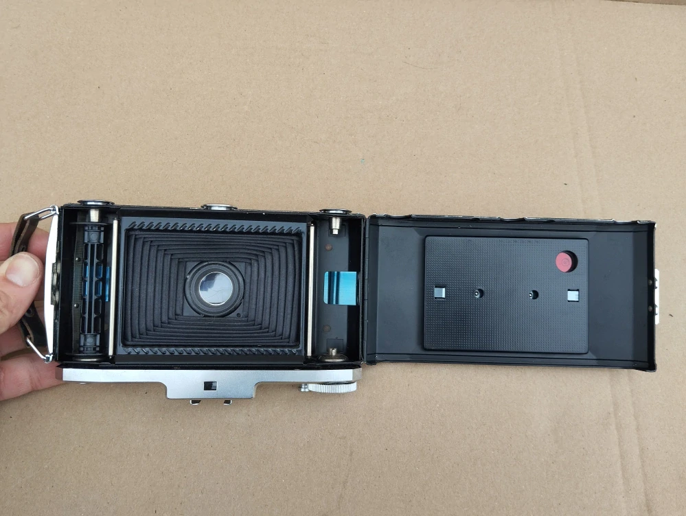 Starý větší fotoaparát Zeiss Ikon + pozdro