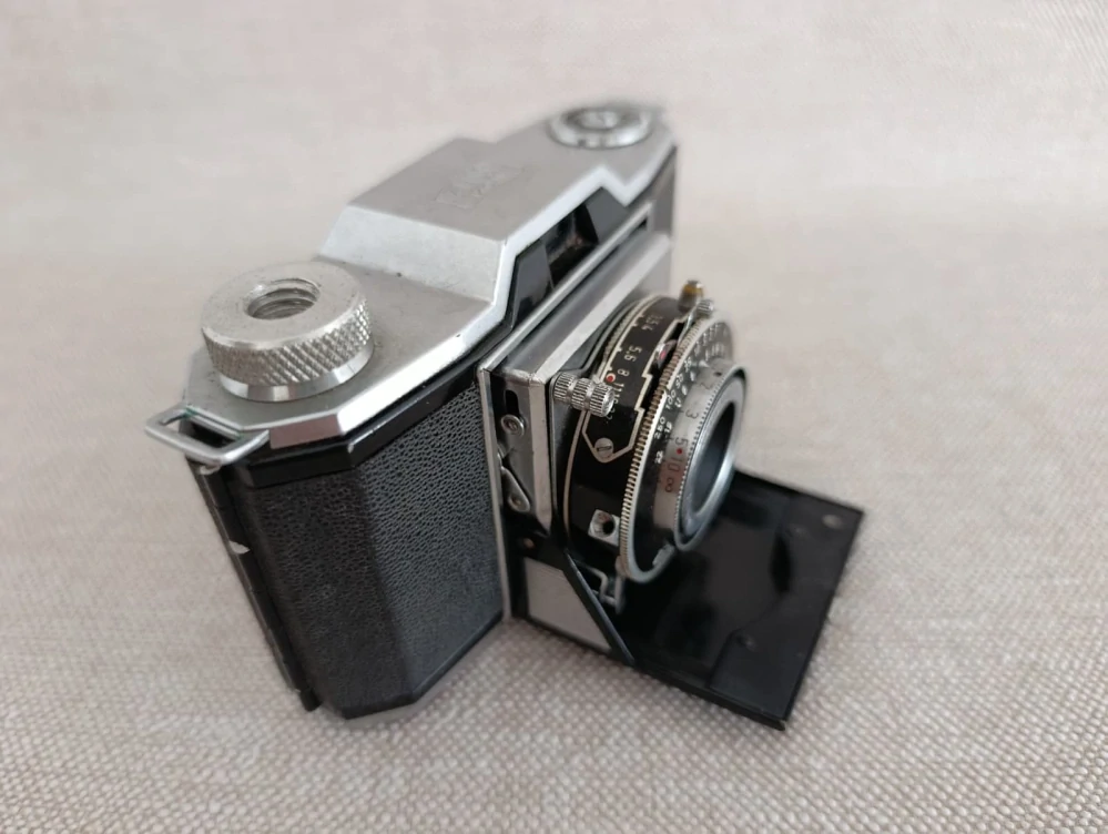 Starý fotoaparát Zeiss Ikon Ikonta 35 522/24 – Novar-Anastigmat 3,5/45 mm + pouzdro č.64