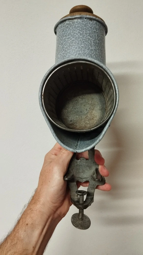 Starý litinový mlýnek na strouhanku IDA – velký retro kuchyňský mlýnek se smaltem