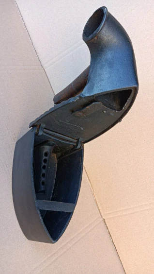 Krásná a velmi stará žehlička s komínem - komínová žehlička