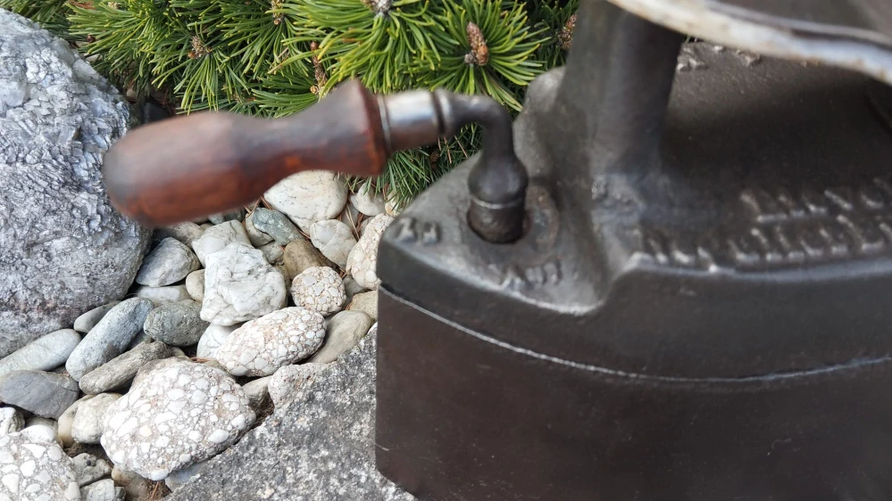 Obrovská velmi stará KOMÍNOVÁ žehlička D.R.GM. 10,37kg!
