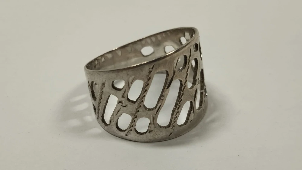 Starý stříbrný hrubší dírovaný prsten vel.57-58