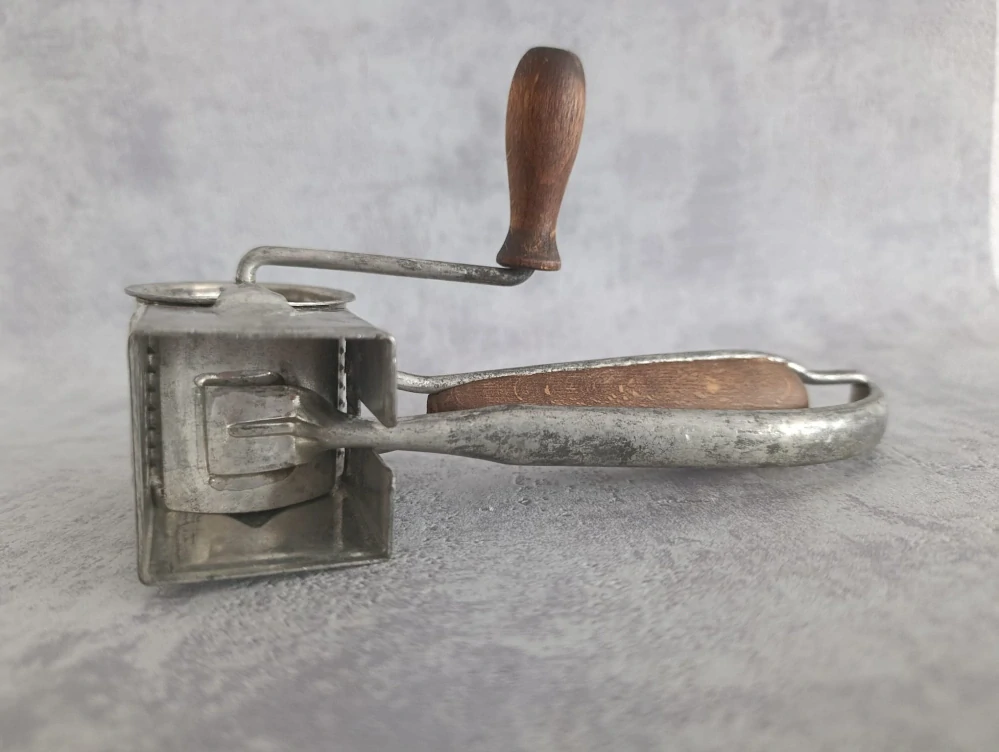 Starý strojek MARS na ořechy, čokoládu či strouhanku.