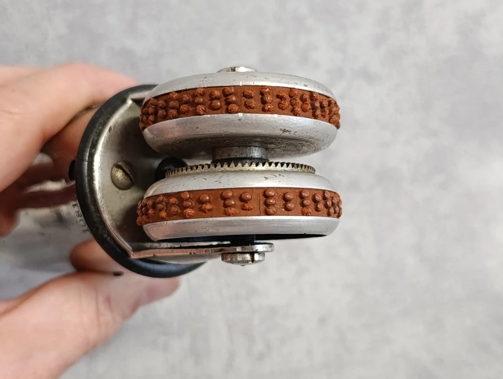 Originální historický masážní strojek ELEKTROLLER s krabičkou