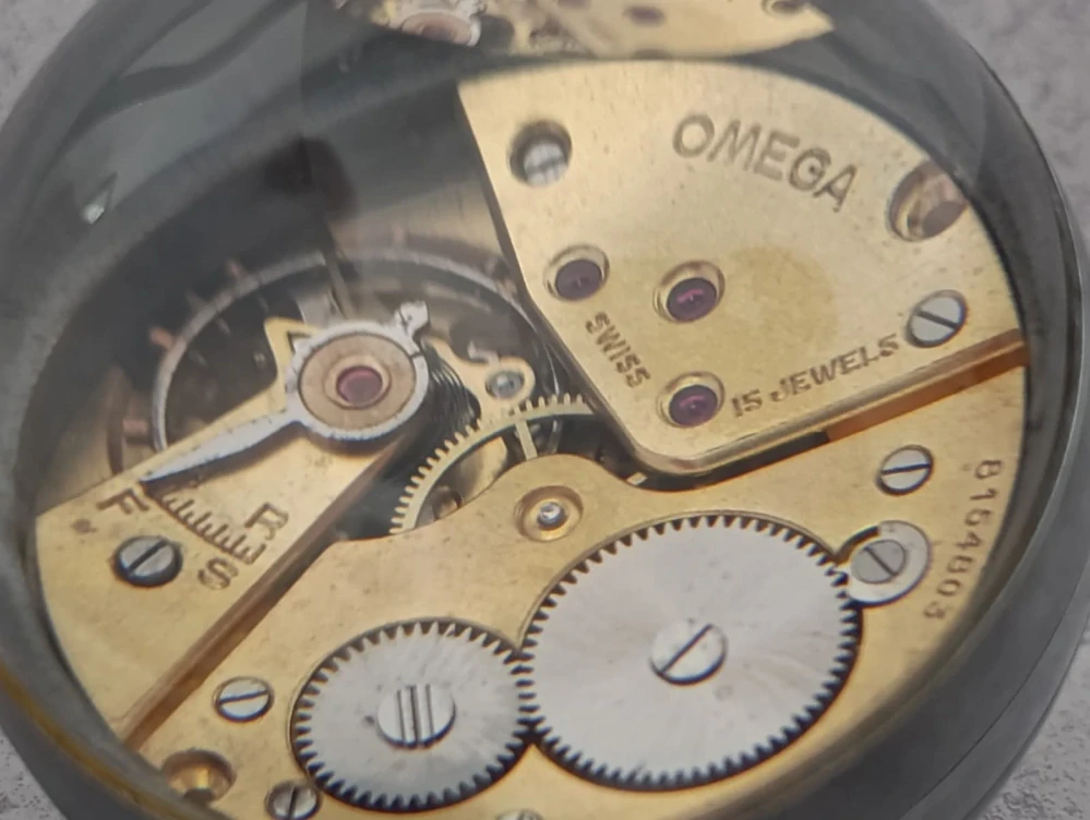 Vzácné starožitné hodinky OMEGA ve skleněné kouli (těžítko) – erotický motiv, Švýcarsko cca 1920–1930