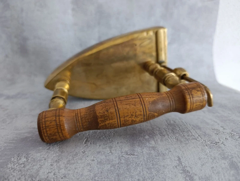 Starožitná mosazná žehlička s vyndavacím nahřívacím tělesem – dřevěná rukojeť, funkční mechanismus, 19 cm, 3,35 kg