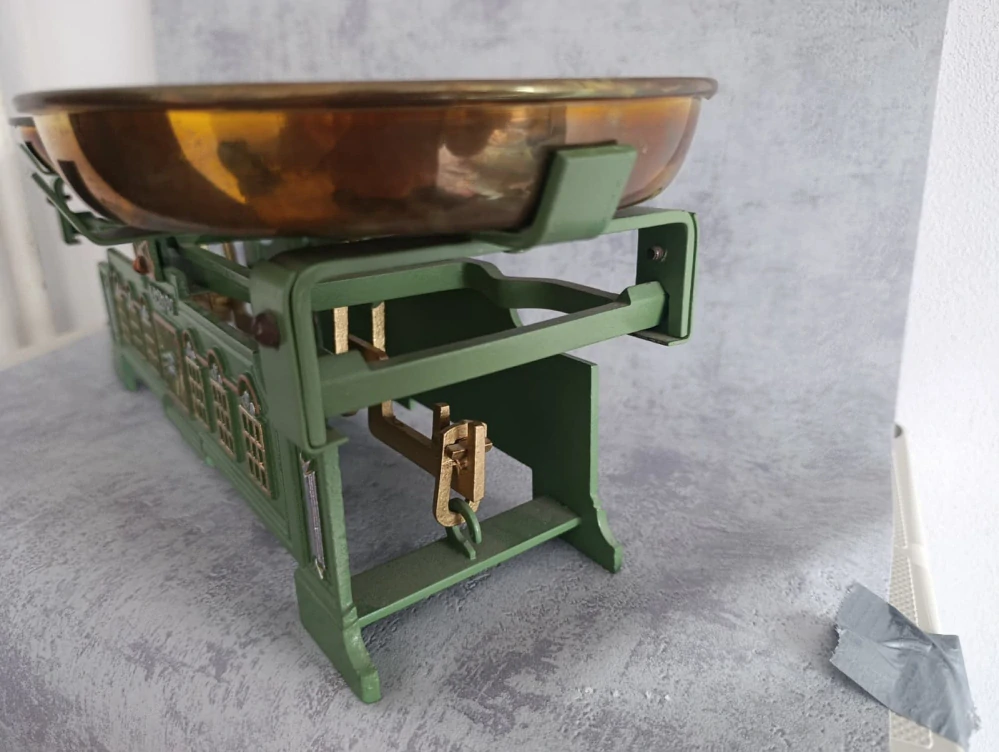 Krásné starožitné váhy KOSMOS po renovaci. Původní misky.,