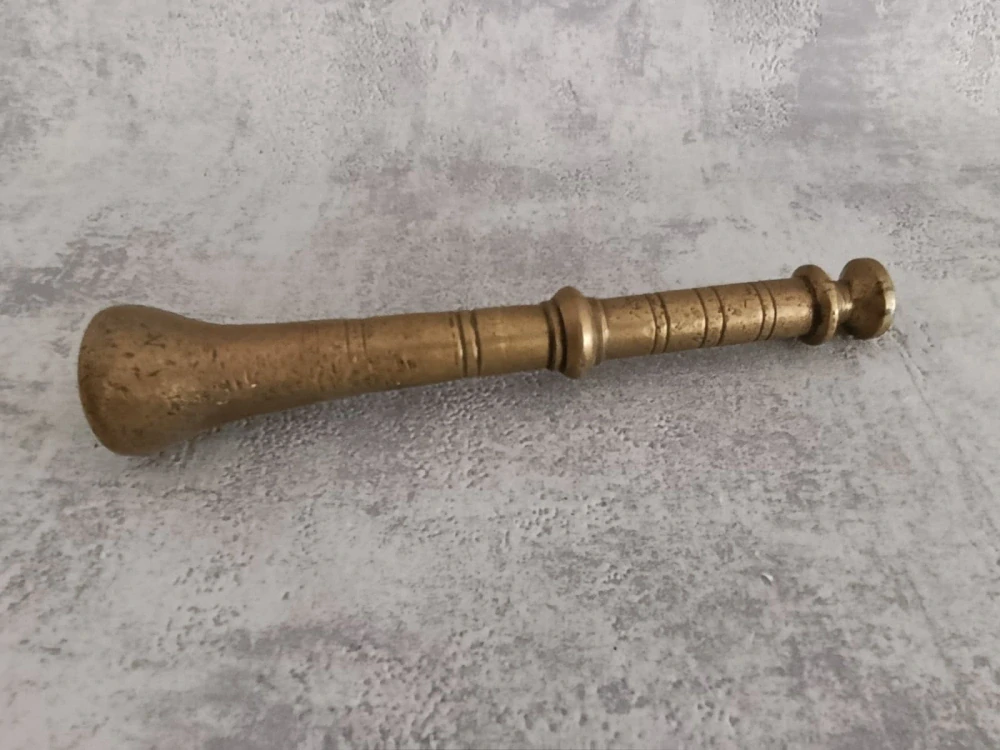 Starožitný mosazný hmoždíř s tloukem č. 8 – masivní mosaz, 1,6 kg | vintage dekorace do kuchyně, chalupy či sbírky