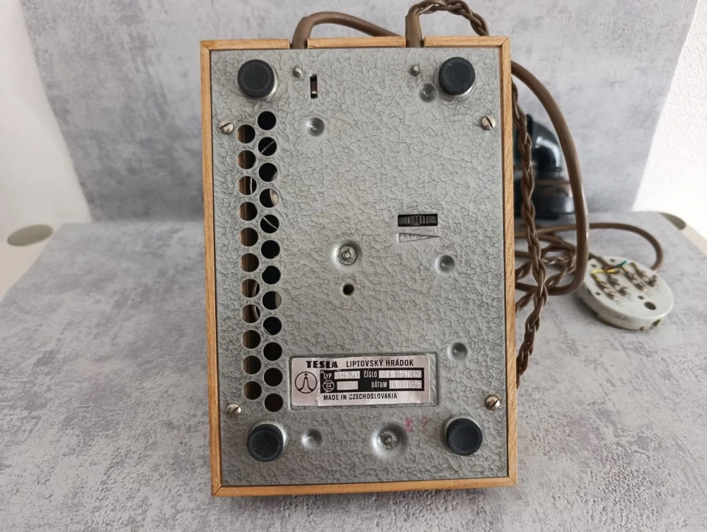 Retro telefon TESLA Cs20 dřevěný – Československo 1979 – originál, pěkný stav