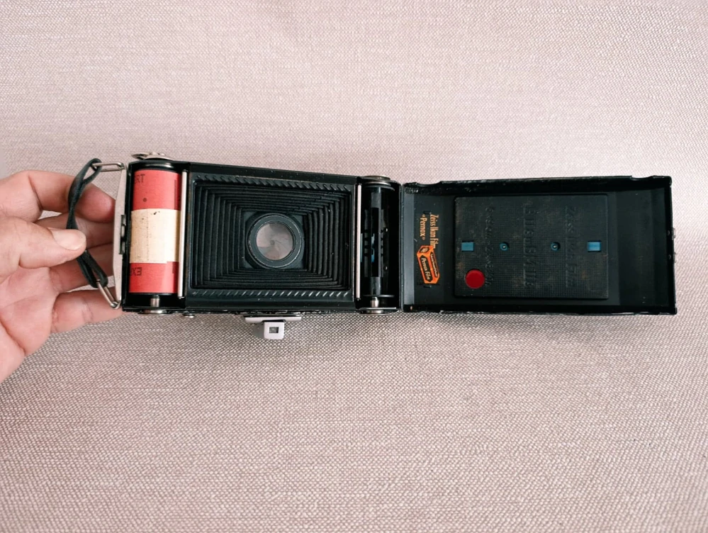 Starý měchový fotoaparát Zeiss Ikon Nettar 6×9 – objektiv 1:4,5 f=11 cm (č.52)