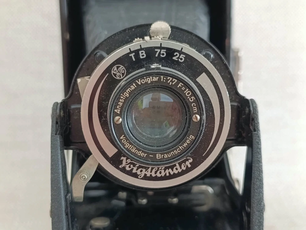 Starožitný měchový fotoaparát Voigtländer Bessa – Voigtar 1:7,7   č.85