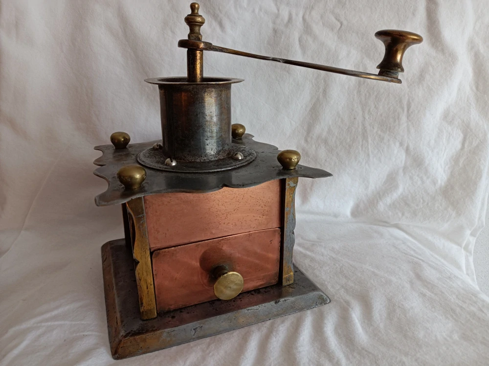 Starožitný velký mlýnek na kávu – válcová násypka, kombinace kovů