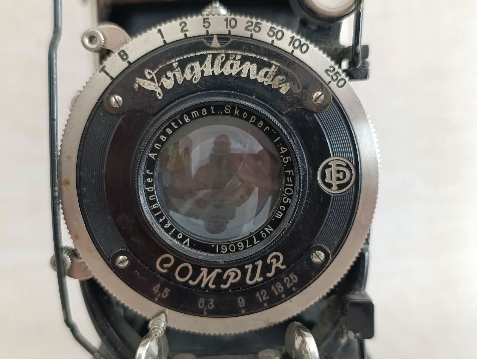 Voigtländer Skopar 4,5/10,5 Compur – na opravu/dekoraci č.100