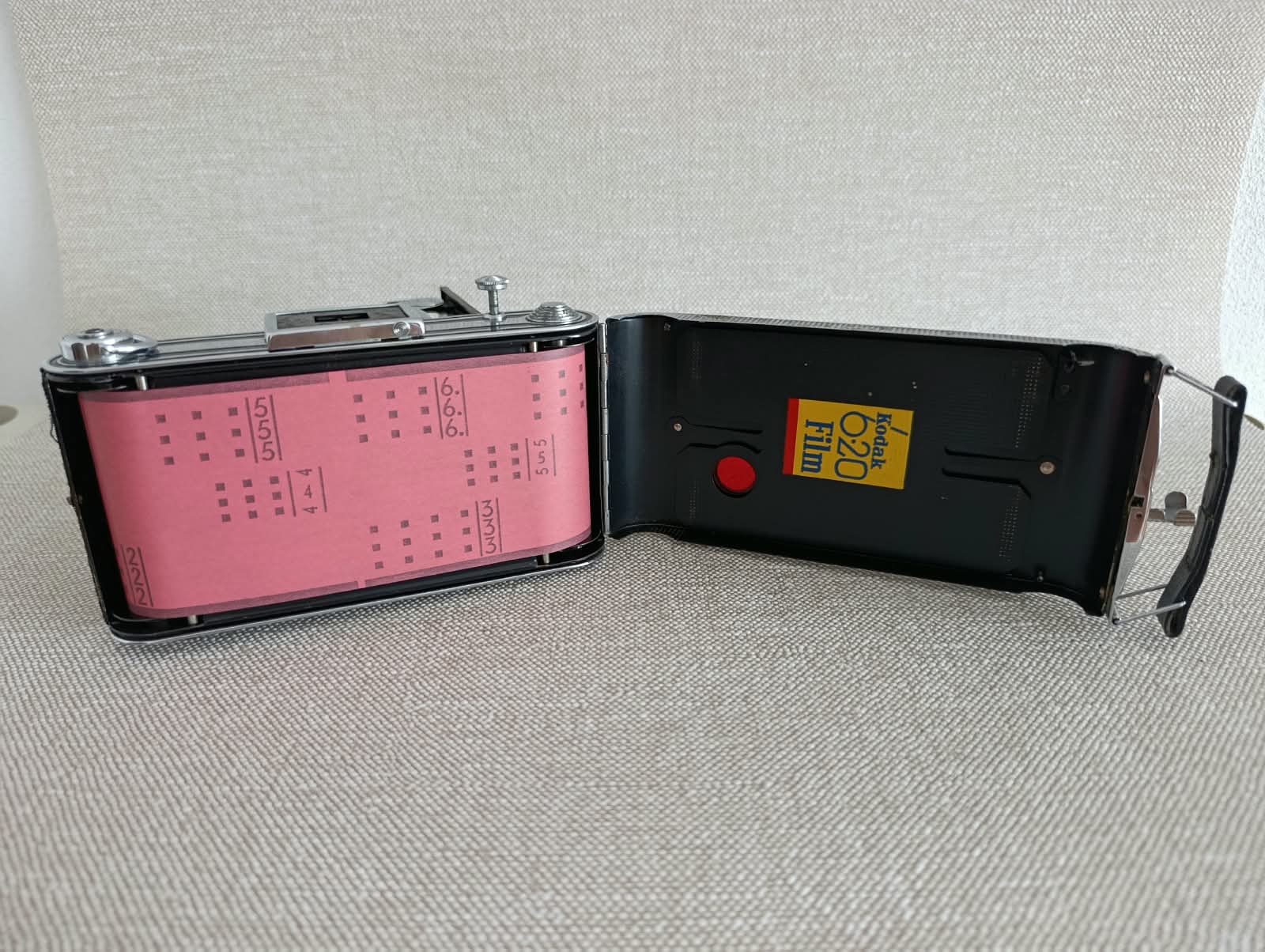 Kodak Junior 620 – měchový fotoaparát, pouzdro + starý film č.104