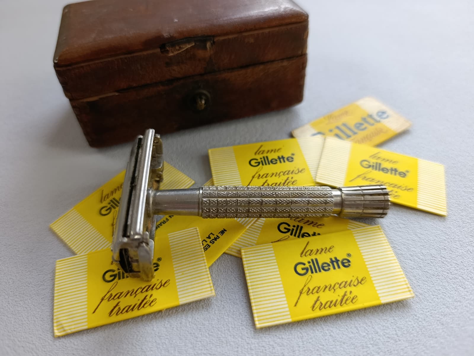 Starožitný holicí strojek Gillette s pouzdrem