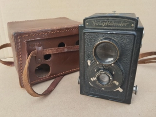 Starý fotoaparát Voigtländer Brillant s pouzdrem