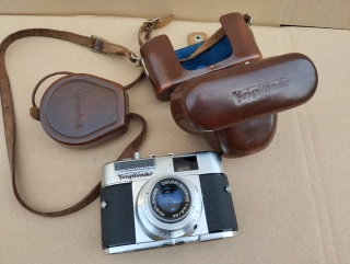 Starý fotoaparát Voigtlander s pouzdrem