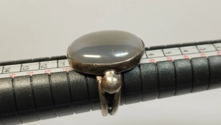 Stříbrný prsten se šedým kamenem, vel. 49