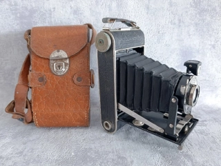 Starý měchový fotoaparát s pouzdrem Kodak Junior 620