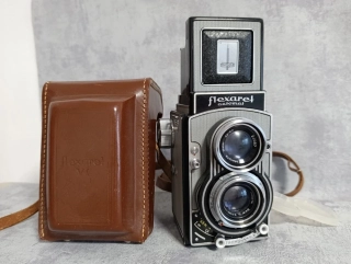 Starý československý fotoaparát Flexaret VI + kož.pouzdro. Velmi hezký.