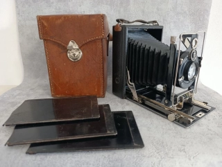 Starý měchový  fotoaparát IBSOR D.R.P. s brašnou 3 kazetami