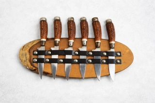 6ks malých nožíku na dřevěné podložce