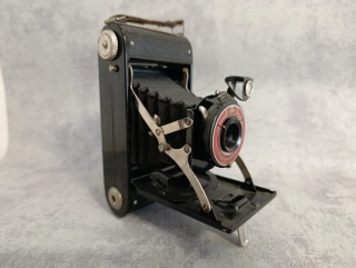 Historický starý měchový fotoaparát Coronet