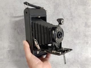 Starý VELKÝ měchový fotoaparát KODAK No.1 + poudro. Krásně zachovalý.