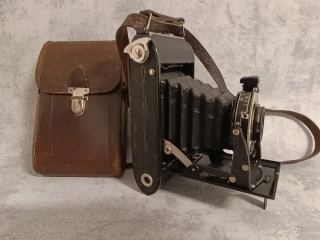 Starý měchový fotoaparát Voigtlander Bessa