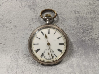 Pánské stříbrné kapesní hodinky, vzadu gravírované