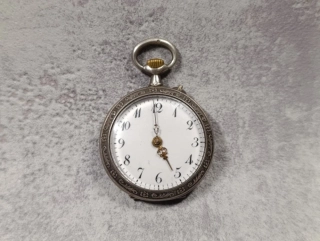 Malé stříbrné kapesní hodinky, nejdoucí