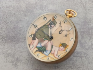 Starožitné hodinky DOXA ve skleněné kouli – erotický myslivecký motiv, Švýcarsko cca 1920–1930, rarita