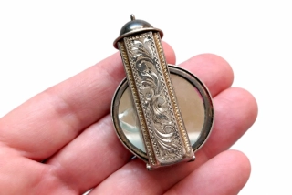 Starožitné stříbrné pouzdro na rtěnku se zrcátkem (punc 900) – gravírované, vintage