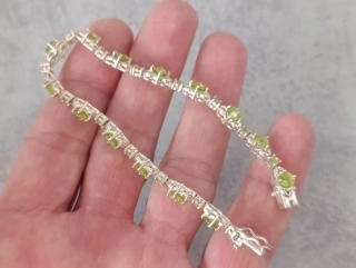 Krásný jemný dámský stříbrný náramek + krabička. - KOMISNÍ PRODEJ -