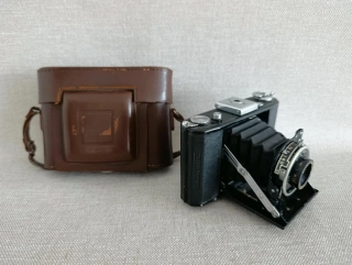 Historický měchový fotoaparát Zeiss Ikon Nettar s pouzdrem č.78