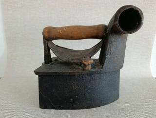 Velmi stará komínová žehlička č. 7 – 3,6 kg